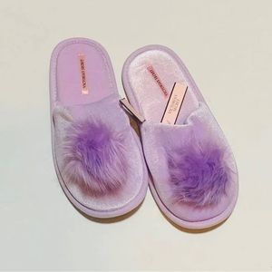 NWT Victoria’s Secret Pom Pom House Slippers